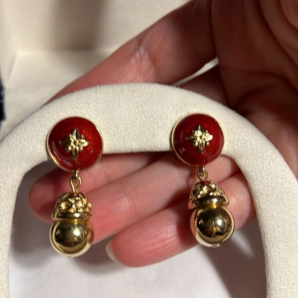 Vintage Avon gold tone dangly pierced earrings with red enamel detailing. - Picture 2 of 4